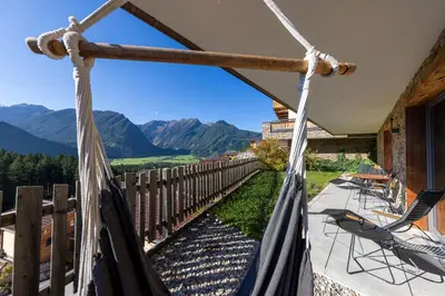 Ein allgemeiner Bergblick oder ein Berglick von des Ferienhauses aus
