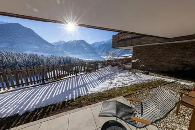 Ein allgemeiner Bergblick oder ein Berglick von des Ferienhauses aus
