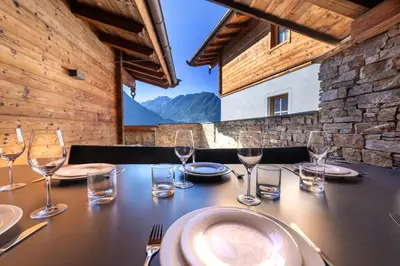 Ein allgemeiner Bergblick oder ein Berglick von des Ferienhauses aus