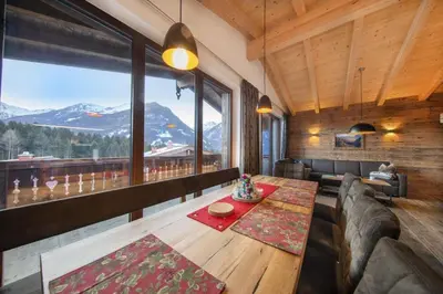 Ein allgemeiner Bergblick oder ein Berglick von des Ferienhauses aus
