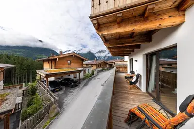 Ein allgemeiner Bergblick oder ein Berglick von des Ferienhauses aus