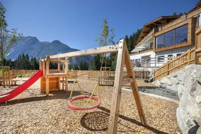 Ein allgemeiner Bergblick oder ein Berglick von des Ferienhauses aus