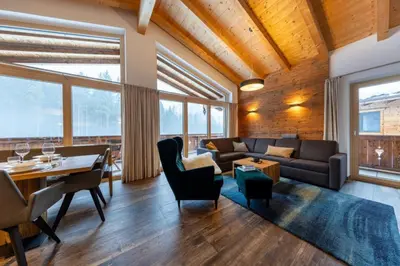Ein Sitzbereich in der Unterkunft Nationalpark Chalet Achkogel