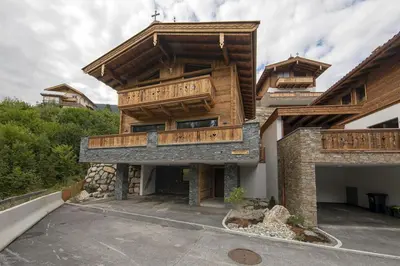 Das Gebäude in dem sich das Ferienhaus befindet
