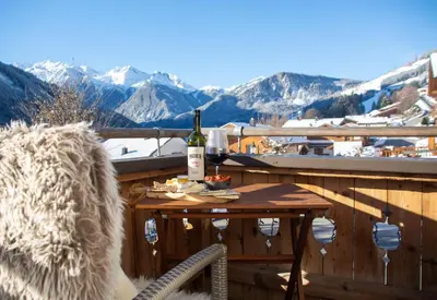 Ein allgemeiner Bergblick oder ein Berglick von des Ferienhauses aus