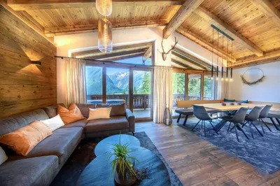 Ein Sitzbereich in der Unterkunft Nationalpark Chalet Larmkogel