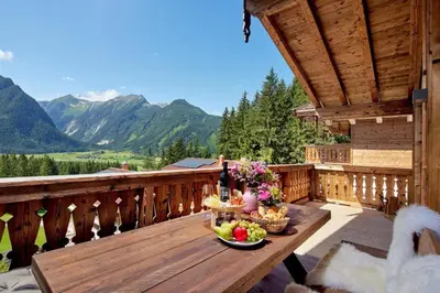 Ein allgemeiner Bergblick oder ein Berglick von des Ferienhauses aus
