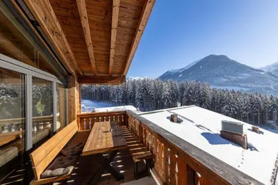 Ein allgemeiner Bergblick oder ein Berglick von des Ferienhauses aus