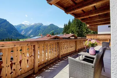 Ein allgemeiner Bergblick oder ein Berglick von des Ferienhauses aus
