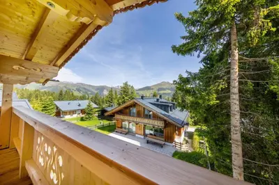 Ein allgemeiner Bergblick oder ein Berglick von des Ferienhauses aus