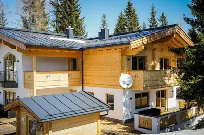 Das Gebäude in dem sich das Ferienhaus befindet