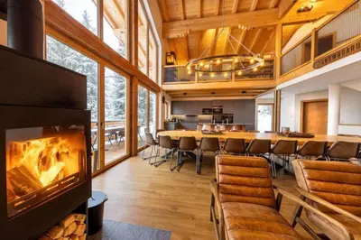 Ein Sitzbereich in der Unterkunft Chalet Zillertal Arena XL