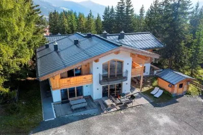 Das Gebäude in dem sich das Ferienhaus befindet