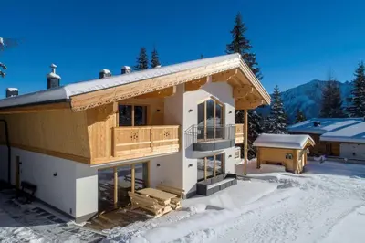 Ein allgemeiner Bergblick oder ein Berglick von des Ferienhauses aus