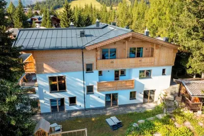 Das Gebäude in dem sich das Ferienhaus befindet