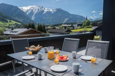 Ein allgemeiner Bergblick oder ein Berglick von des Ferienhauses aus