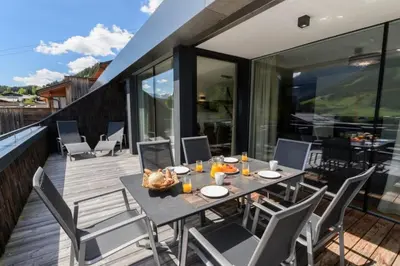 Ein allgemeiner Bergblick oder ein Berglick von des Ferienhauses aus