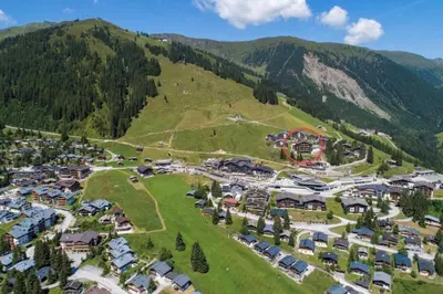 Ein allgemeiner Bergblick oder ein Berglick von des Ferienhauses aus