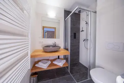 Ein Badezimmer in der Unterkunft Edelweisshaus Top 2