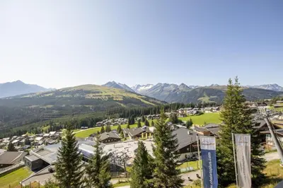 Ein allgemeiner Bergblick oder ein Berglick von des Ferienhauses aus