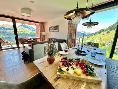 Ein allgemeiner Bergblick oder ein Berglick von des Ferienhauses aus