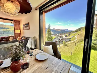 Ein allgemeiner Bergblick oder ein Berglick von des Ferienhauses aus