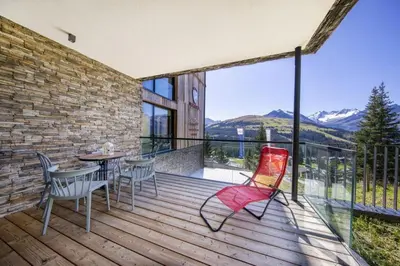 Ein allgemeiner Bergblick oder ein Berglick von des Ferienhauses aus