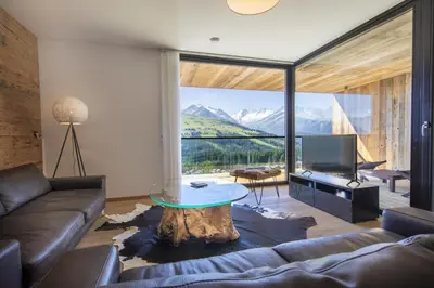 Ein allgemeiner Bergblick oder ein Berglick von des Ferienhauses aus