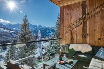 Ein allgemeiner Bergblick oder ein Berglick von des Ferienhauses aus