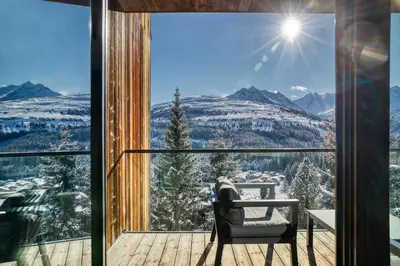 Ein allgemeiner Bergblick oder ein Berglick von des Ferienhauses aus