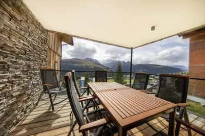 Ein allgemeiner Bergblick oder ein Berglick von des Ferienhauses aus