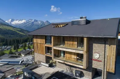 Ein allgemeiner Bergblick oder ein Berglick von des Ferienhauses aus
