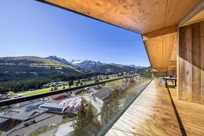 Ein allgemeiner Bergblick oder ein Berglick von des Ferienhauses aus