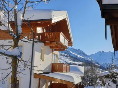 Ein allgemeiner Bergblick oder ein Berglick von des Ferienhauses aus
