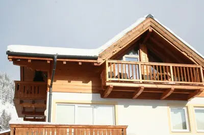 Das Gebäude in dem sich das Ferienhaus befindet