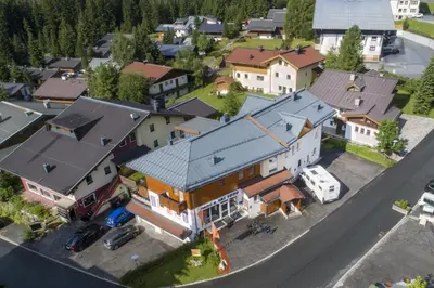 Das Gebäude in dem sich das Ferienhaus befindet