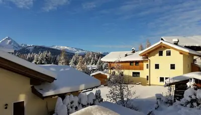 Ein allgemeiner Bergblick oder ein Berglick von des Ferienhauses aus