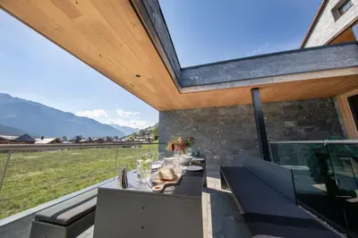 Ein allgemeiner Bergblick oder ein Berglick von des Ferienhauses aus