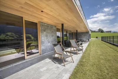 Ein Garten an der Unterkunft Smaragdresort Top 3.2 Happy Alps
