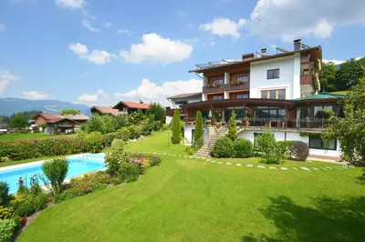 Der Swimmingpool an oder in der Nähe von Landhaus Zita