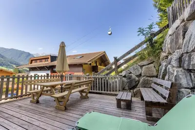Ein allgemeiner Bergblick oder ein Berglick von des Ferienhauses aus