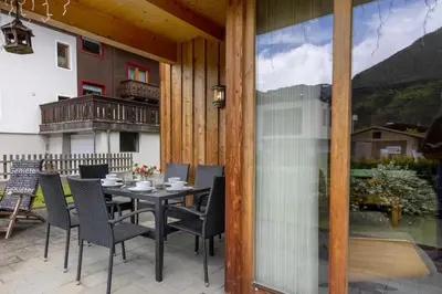 Ein allgemeiner Bergblick oder ein Berglick von des Ferienhauses aus