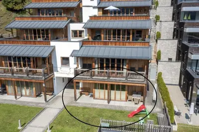 Das Gebäude in dem sich das Ferienhaus befindet