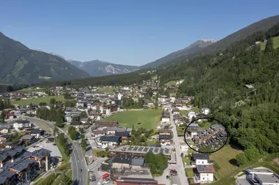 Ein allgemeiner Bergblick oder ein Berglick von des Ferienhauses aus
