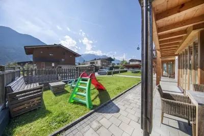 Ein allgemeiner Bergblick oder ein Berglick von des Ferienhauses aus