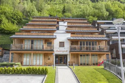 Das Gebäude in dem sich das Ferienhaus befindet