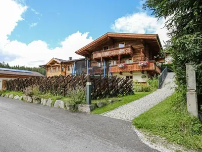 Das Gebäude in dem sich das Ferienhaus befindet