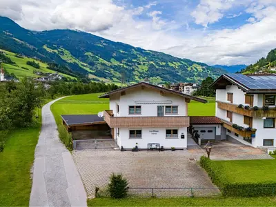 Ein allgemeiner Bergblick oder ein Berglick von des Ferienhauses aus