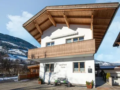 Ein allgemeiner Bergblick oder ein Berglick von des Ferienhauses aus