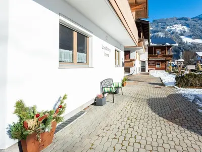 Ein allgemeiner Bergblick oder ein Berglick von des Ferienhauses aus